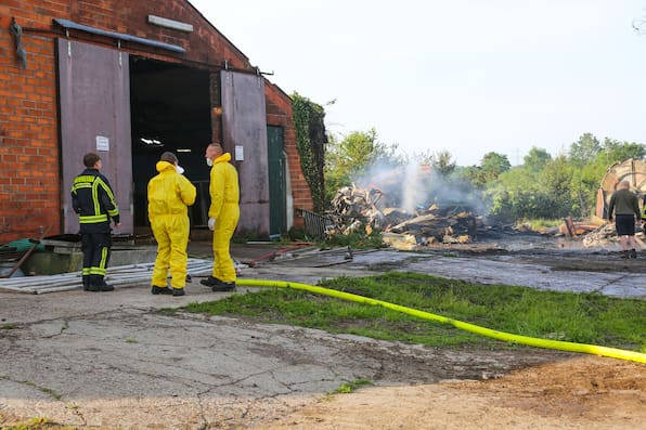 Feuer in Padenstedt: Halle auf Hof abgebrannt - Düngemittel ausgelaufen