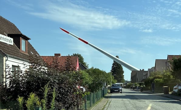 Melsdorf: 75 Meter langes Rotorblatt rollt durch Ortsdurchfahrt nach Quarnbek