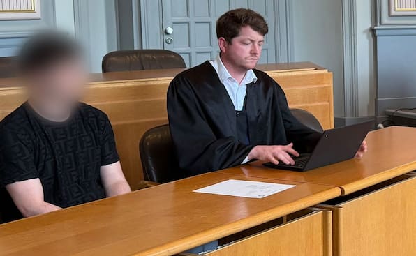 Erpressung in Kiel: Nun sitzt der ältere Bruder auf Anklagebank