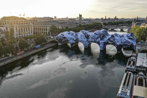 Pont Neuf wird zur Höhle: JR verhüllt Brücke als Hommage an Christo
